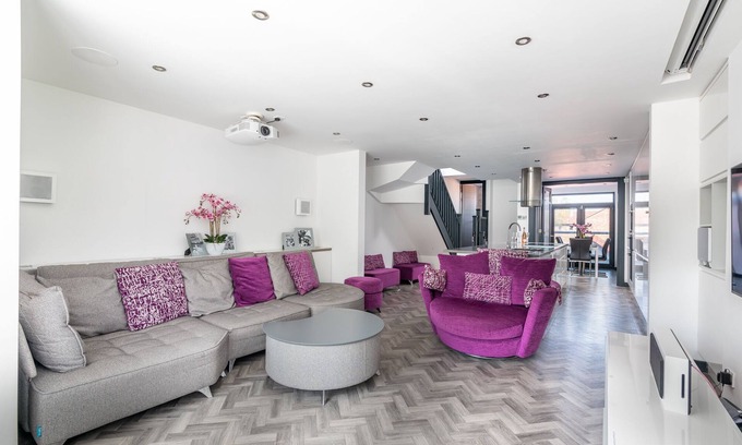 Heworth Apartment | 73 East Parade, Cherry Tree Apt · Modern 3-bed Duplex Apt in York with 75 inch TV I Pass The Keys