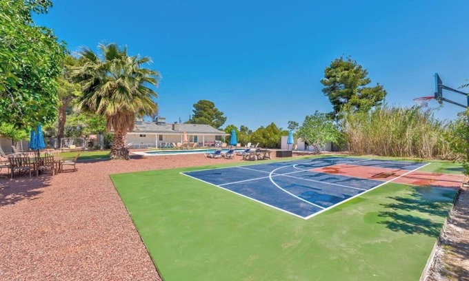 Chinatown House | 777Rentals - 7BRs/4BA - Sport Court Estate