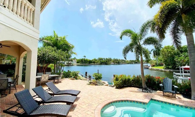 Bal Harbour House | 7bdr Heated pool Waterfront Mansion 6 min beach + Paddleboard + Kayaks