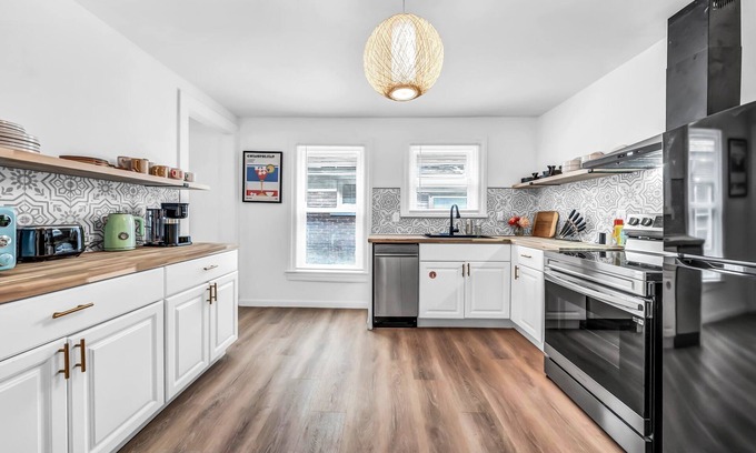 Niagara Falls House | 7bdrm, 3baths, 2 kitchens, mins to falls, Arcade, WiFi, AC, parking