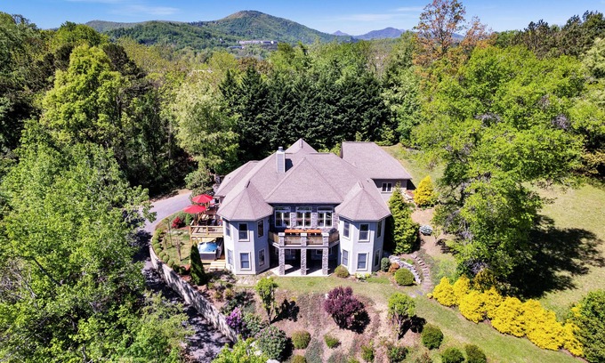 Asheville Villa | 7BR/5BA Asheville Luxury Mansion w/Sauna/Steam/Cold/Hottub/Gamerm/MovieTheatre