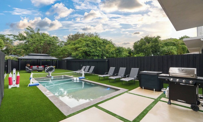 Buena Vista House | 7BR Design District Two Villas, Private Pool, Backyard, Outdoor Lounge & Dining