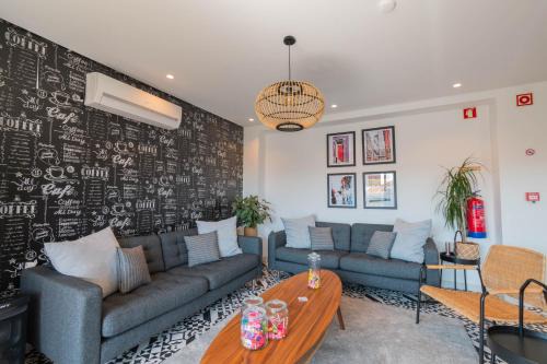 Santo Antonio dos Olivais House | 7Min to Uni Sé-Velha - AC - Work Desk - 300MBs WiFi - Suite 3