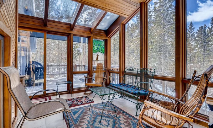 Breckenridge Heights House | 7th Nt FREE! Hot Tub! Sunroom, Deck, Hot Tub, BBQ, Wildlife Winter Views, Popular