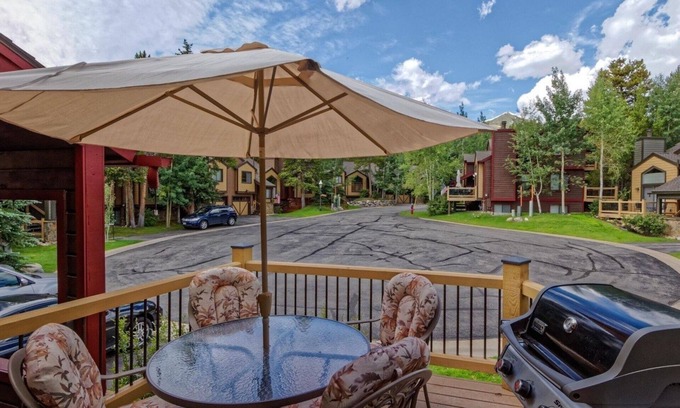 Breckenridge House | 7th Nt Free! Pvt Patio, BBQ and Hot Tub. Garage. Trails, Shuttle, Walk to Town