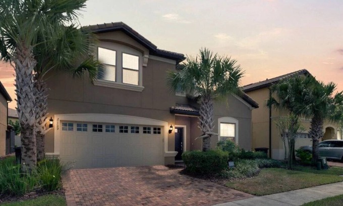 Four Corners House | 8 Bedrooms/6 Bathrooms/Windsor Westside (2129MT)