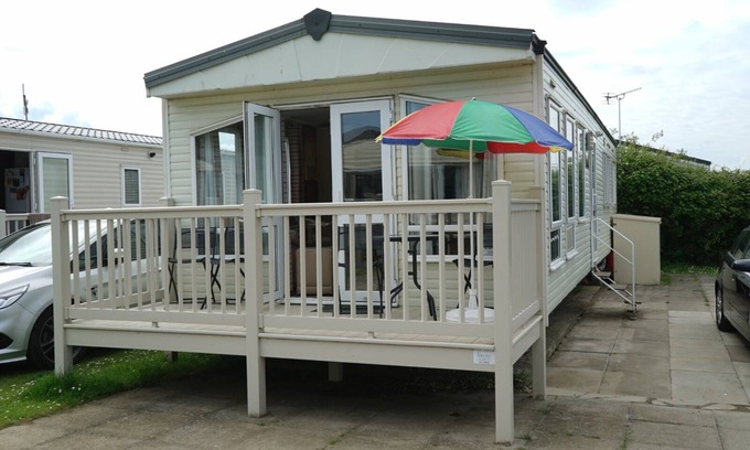 Hunstanton Ski Chalet | 8 berth caravan at manor park hunstanton free wifi