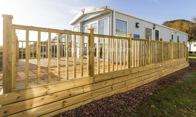 Corton House | 8 berth, dog friendly caravan with stunning sea views in Suffolk ref 32032AZ