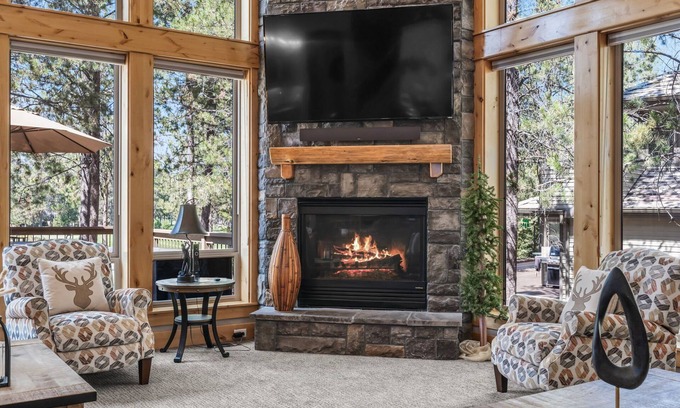 Sunriver House | 8 BR, Sunriver, Hot Tub - Woods and Iron Lodge