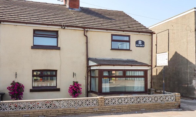 Ormskirk House | 8 Heatons Bridge Road