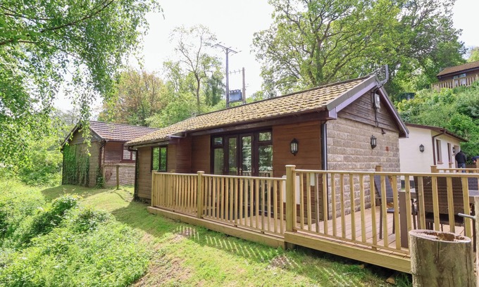 Combe Martin Cottage | 8 MANLEIGH PARK, family friendly, with a garden in Combe Martin