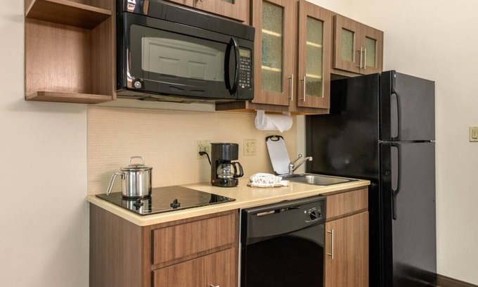Biggar Hotel | 8 Miles Away from Fort Myers Beaches Family Room w/Kitchen and Free Parking