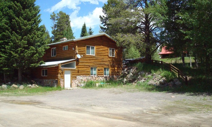 Lazy Acres House | 8 miles from Yellowstone! - Parking for Toys! - Grill & Firelplace - Smart TV