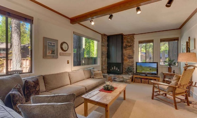 Comstock Acres House | 8 miles to Ski Palisades Tahoe-Alpine|Walk to Town