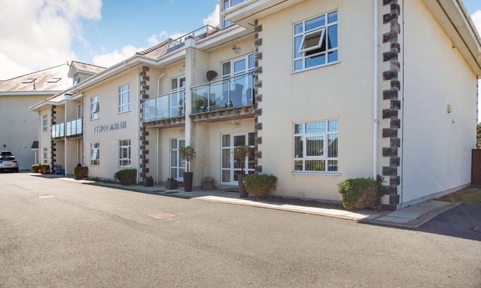 Edern Apartment | 8 TYWOD ARIAN, pet friendly, luxury holiday cottage in Morfa Nefyn