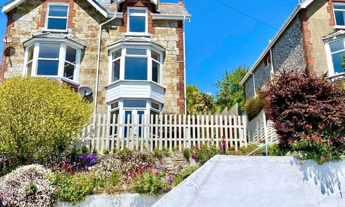 Ventnor House | 83 Gills Cliff Road - sleeps 5 guests in 3 bedrooms