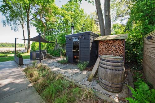 Oisterwijk Ski Chalet | 86, Bed & Outdoor Wellness - Sauna, Hottub, Icebath & Outdoor Shower included!