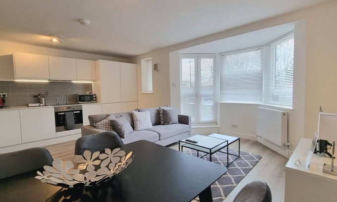 Chiswick Riverside Apartment | 89 Kew Bridge Court - 2 bedroom apartment