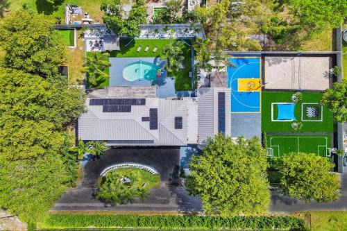 Pompano Beach House | 8BR Resort with Pool & Tons of Games - 22 Guests