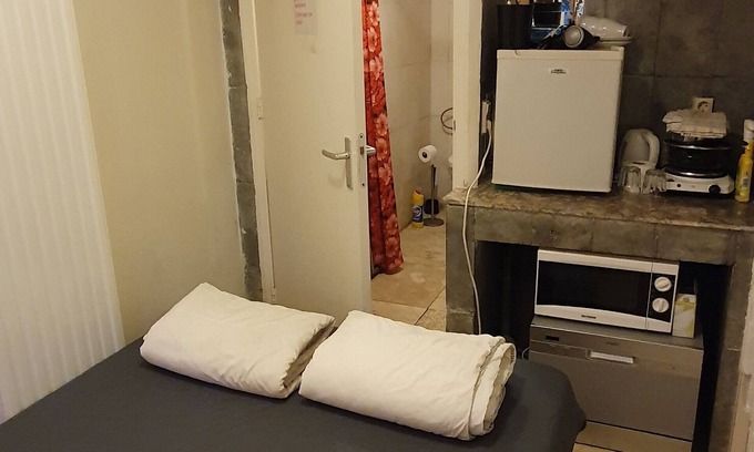 Duivendrecht Apartment | 8m2 studio can be for 4 with 2 extra floor matrasses near metro + night bus stop