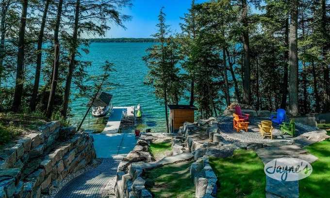 Innisfil Cottage | 9 bdrm 14 bath cottage on Lake Simcoe, Pool! Hot tub! Tennis Court! Arcade Room!