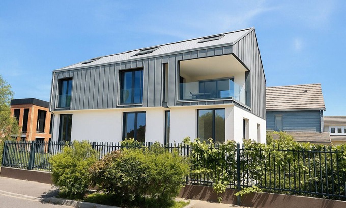 Antony Villa | 9-Bed Villa: WiFi, AC, Cathedral Lounge, Terrace, Garden, Parking & Near Pool/Pk