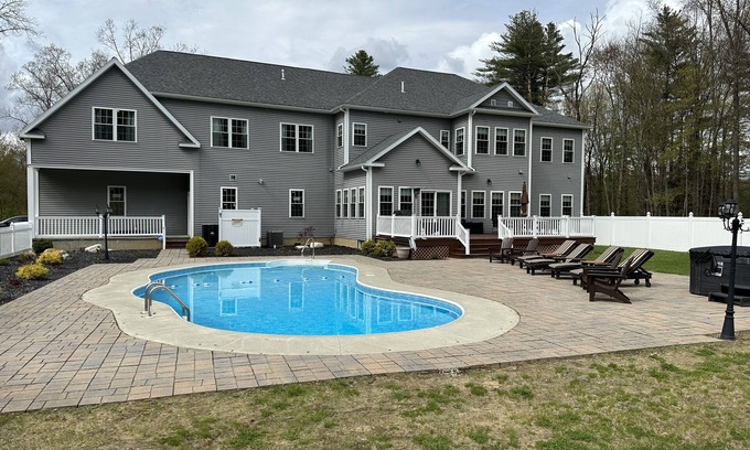Saratoga Springs House | 9 Bedroom Home🏡Heated Pool🏊HotTub🛁10 Acres🌳BBQ🍗By Ski⛷️Track🏇Town🌇SPAC🎶Lake🏖️Golf⛳️