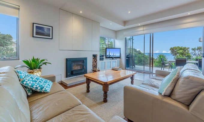Cowes House | 9 Charmandene Court, Absolute beach frontage in Cowes with water views!