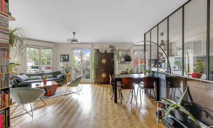 Les Lilas Apartment | 90 m2 chic, cosy, bright, modern, 20 minutes from central Paris (direct), 3 minutes from the metro