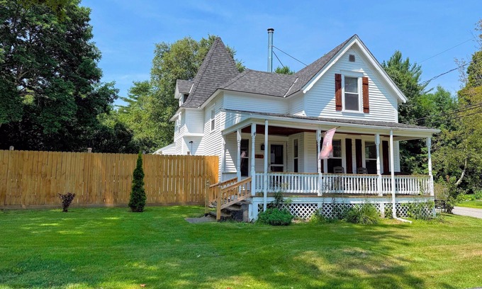 Bethlehem House | 91M: Renovated Bethlehem home with hot tub, firepit, large yard!, walk to restaurants