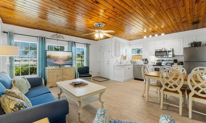 Laguna Beach Estates House | $95/Night Now thru November 22nd!~ Laguna Beach ~Directly Across Street-30ft from Perfect Beach Access #83