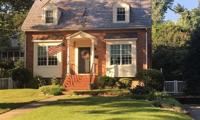 Murray Hill House | 96 Five Star Reviews located in the City of Annapolis in a quiet neighborhood!