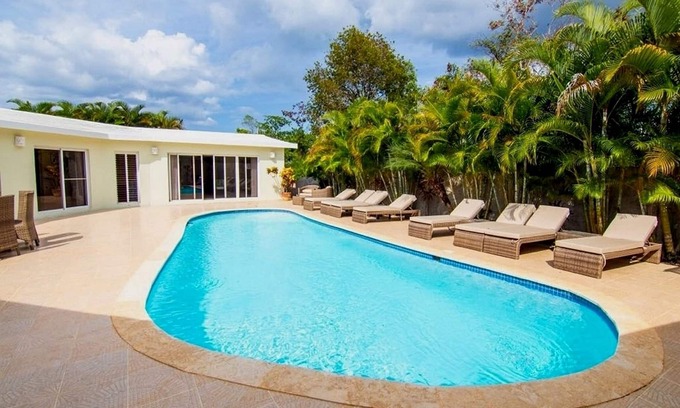 La Mulata Villa | 9BD guest-friendly complex with private pools, free bus to town, tennis court
