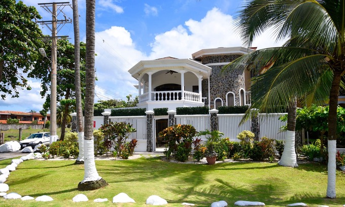 Jaco House | 9BR Luxury Beachfront Villa - VIP Concierge Included - Walk to Bars & Nightlife