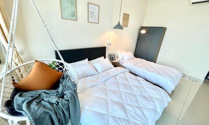 Shah Alam Apartment | A 1-4 pax Cozy Studio TV Box Pool 100mps Wifi 3 bed Trefoil Setia Alam