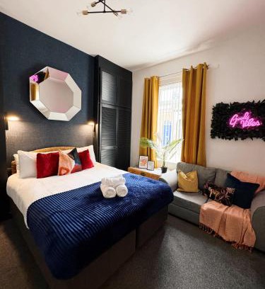 Sunderland Apartment | A&A Luxury Stay Rosedale St - Chic, Modern, City Centre, Neon Decor