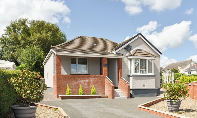 Llanelli Cottage | A beautiful bungalow overlooking the coastal town of Llanelli.