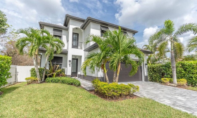East Naples Villa | A beautiful modern luxury villa