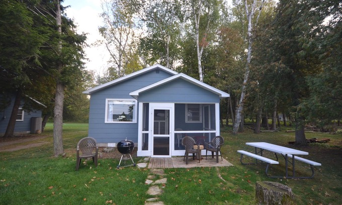 Maple City House | A beautiful resort cottage on Big Glen Lake with a tennis court and kayaks