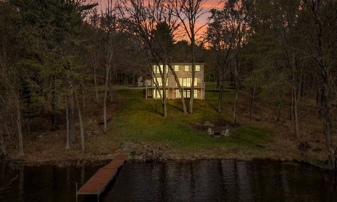 Monmouth House | A charming 5-bedroom lake house with AC in Monmouth on Cobbossee Lake.