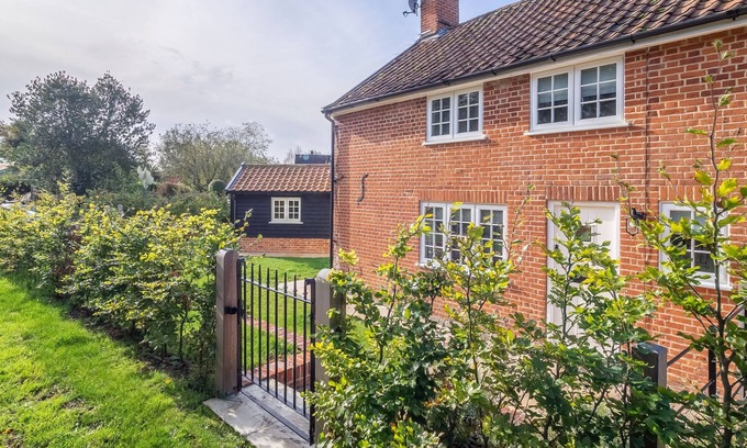 Sweffling Cottage | A charming Victorian cottage located in the peaceful village of Sweffling.