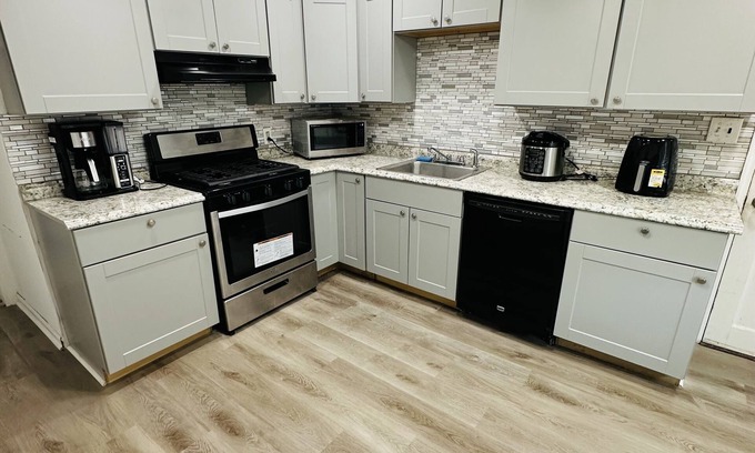 Sharon Hill House | A cheerful 3/2 bedrooms with ample space and free parking in a friendly area.