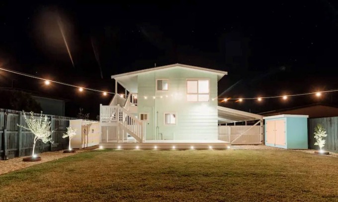Surf Beach House | A colourful coastal getaway!
