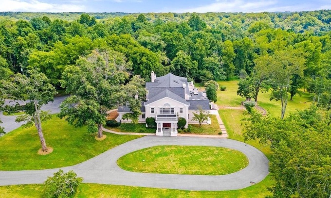 Great Falls House | A comfortable stay in a grand home