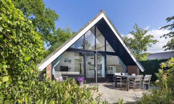 Ouddorp House | A comfortably furnished holiday home by the sea with a fenced garden that is safe for children and pets.