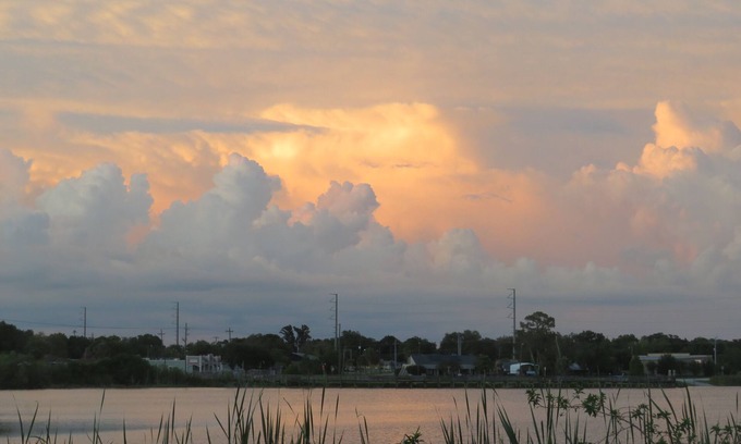 Crystal Lake House | A Cottage on Lake Near Universities and colleges. close to shops and downtown