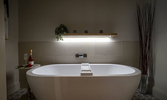 Bootham Apartment | A couples retreat that sleeps 2 guests in 1 bedroom