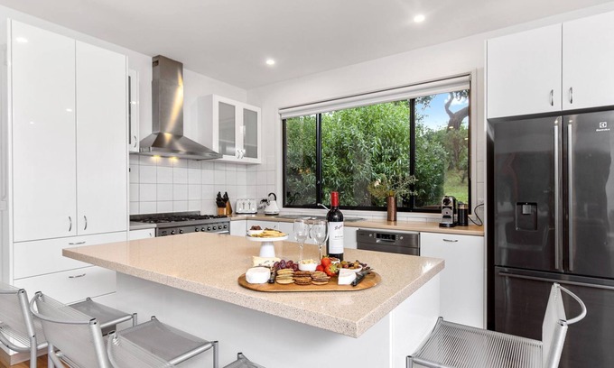 Lorne House | A Cozy 4BR Located in the Charming Coastal Town of Lorne