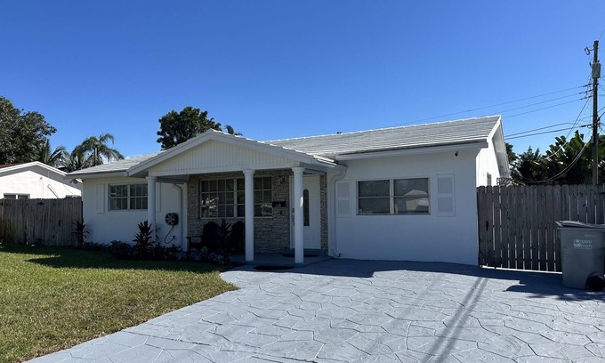 Pompano Beach House | A cozy-stay with POOL for you and your family.