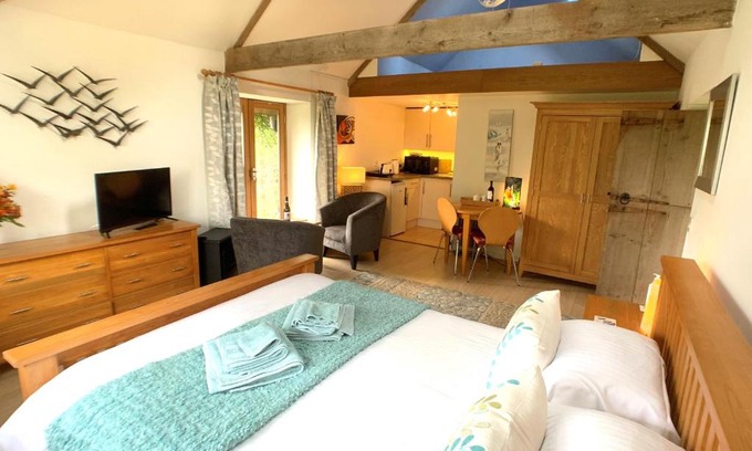Gunnislake Apartment | A Delightful Barn in a Peaceful and Private Setting, Close to Dartmoor and the Beautiful Tamar Valley